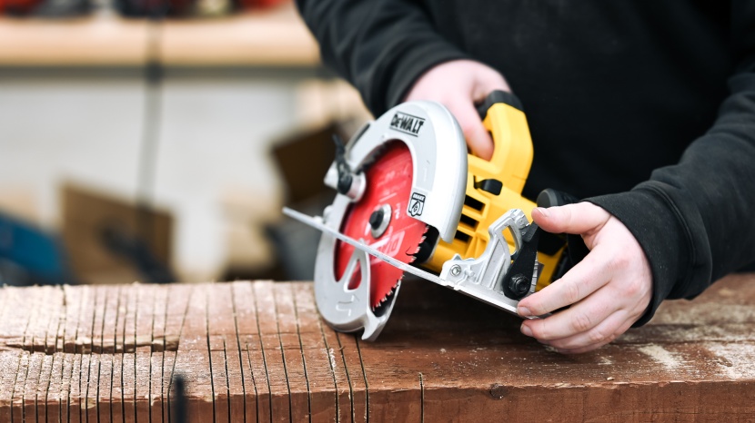 circular saw - the dewalt dwe575sb offers a wide range of cutting angles and...