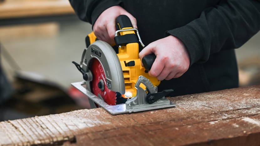 saw - a left vs. right blade positioning can affect how well you can see...