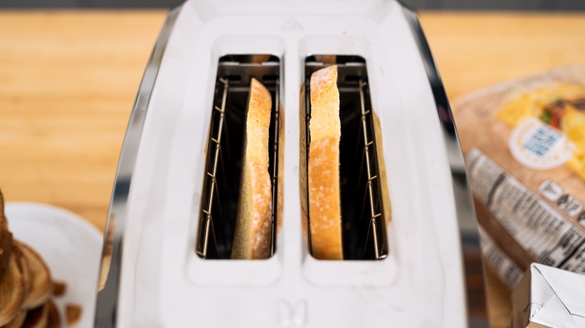 cuisinart cpt-720 2-slice digital with memoryset - the cuisinart is 2.9 lbs and has a standard slot length.