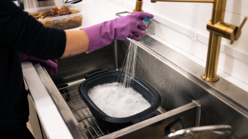 cuisinart 6-quart 3-in-1 cook central - one of the drawbacks to this slow-cooker is that the pot is nonstick...