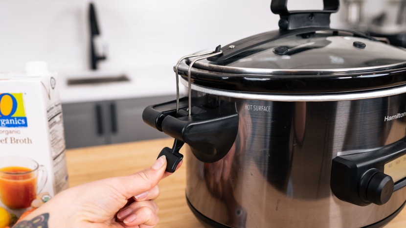 the lid locks on securely for transport.