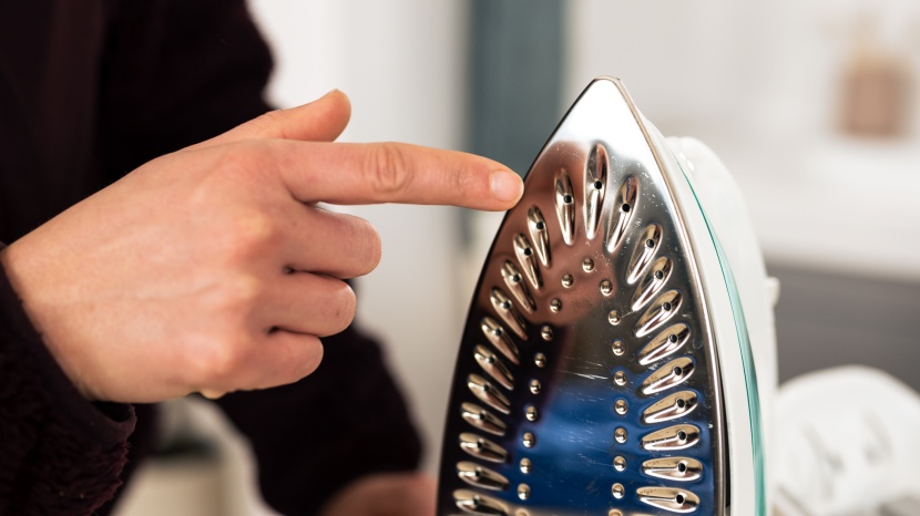 panasonic ni-l70sr cordless - the relatively few holes in the soleplate are very effective...