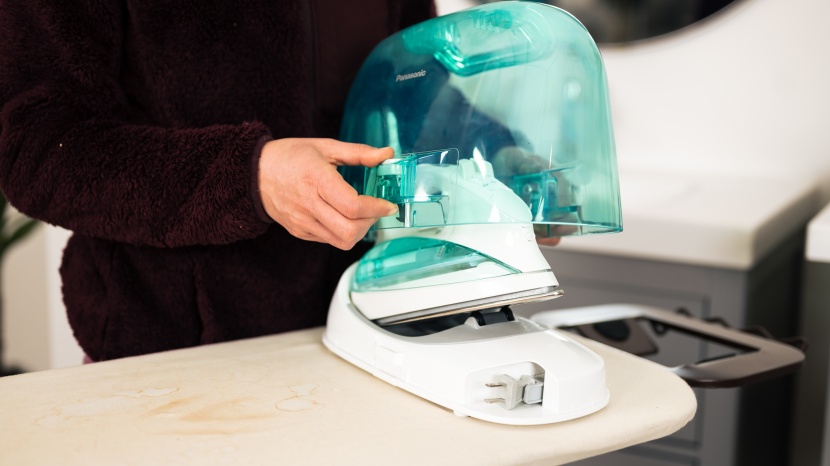 panasonic ni-l70sr cordless - the cord retracts into the base and the whole thing packs up like a...