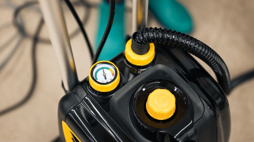 mcculloch mc1385 deluxe - the mcculloch's huge water tank and numerous attachments make it an...