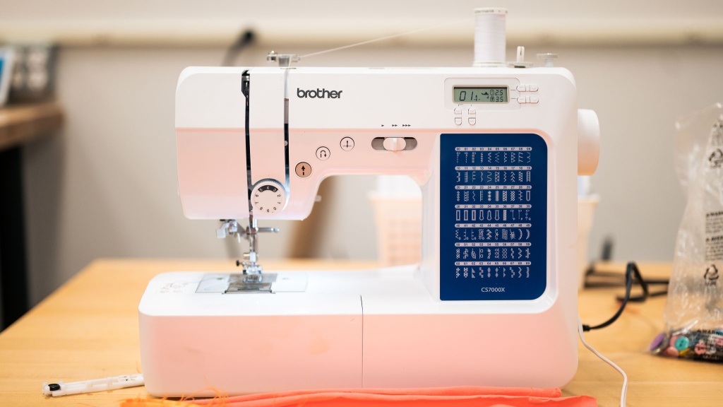  Brother CS7000X Máquina de coser y acolchar computarizada, 70  puntadas integradas, pantalla LCD, mesa ancha, 10 pies incluidos, color  blanco : Arte y Manualidades