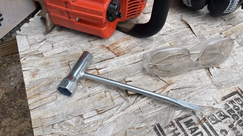 the echo cs 590 uses a traditional "scrench" for chain tensioning...