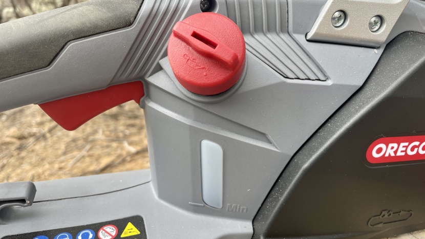 oregon cs1500 - the oil tank location on the cs1500 is in a great location on the saw.