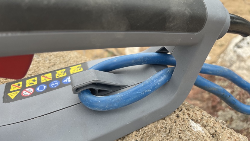 oregon cs1500 - this plastic hook on the oregon cs1500 makes sure that the power...