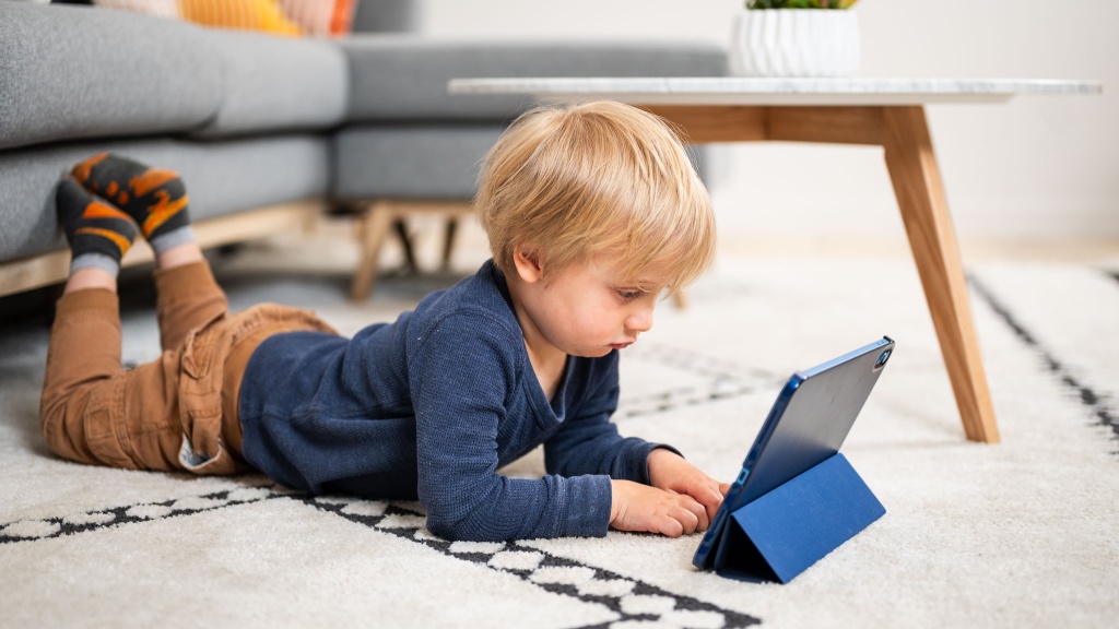 apple ipad 10.9-inch 10th generation - the large screen on the ipad makes watching videos and movies a...