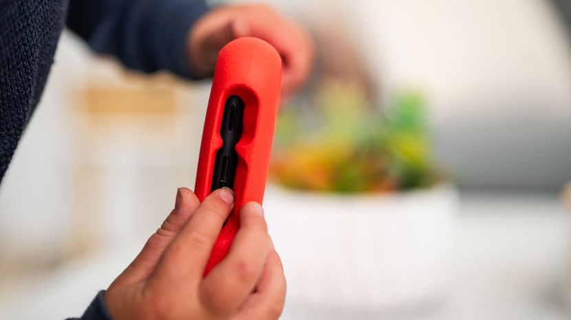 amazon fire hd 8-inch kids (2022) - the thick bumper case keeps the tablet protected from bumps and falls.