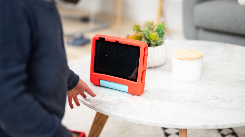 amazon fire 7-inch kids (2022) - thanks to its integrated stand, the amazon fire 7-inch stays upright...