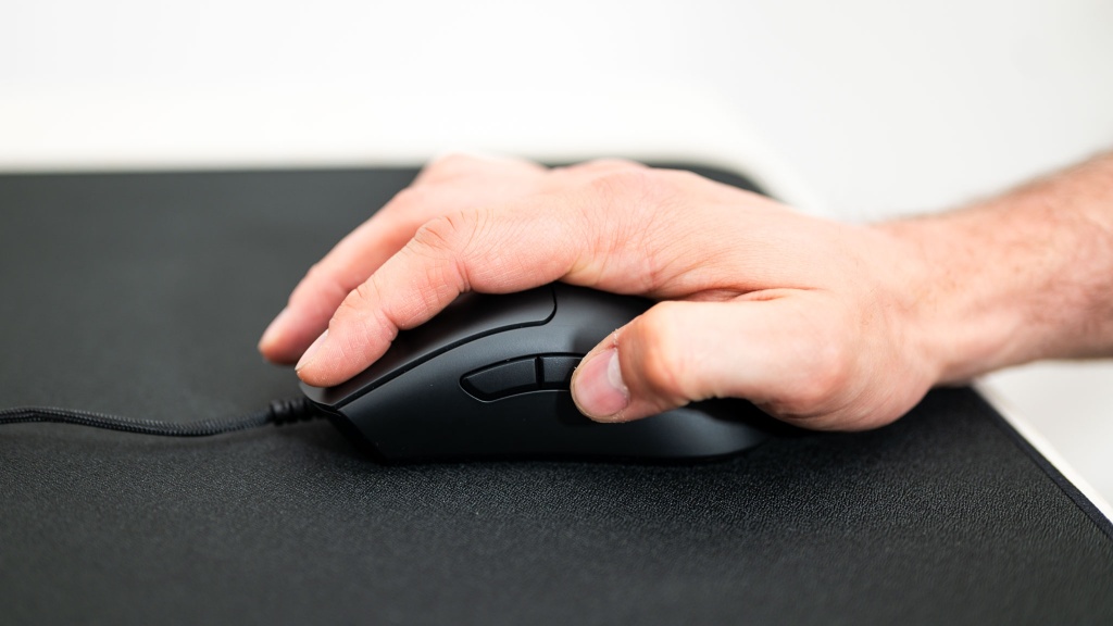 razer deathadder v3 - users with large hands will appreciate the comfortable xl form...