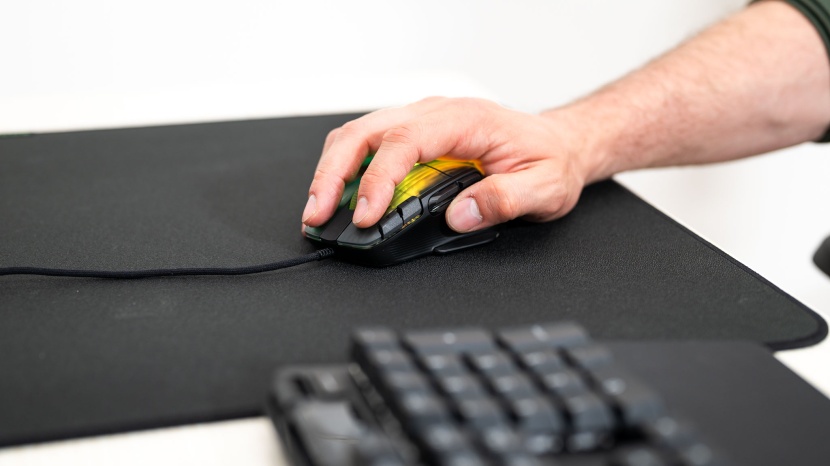 roccat kone xp - the kone xp&#039;s phantom flex cable fades away for a smooth and...