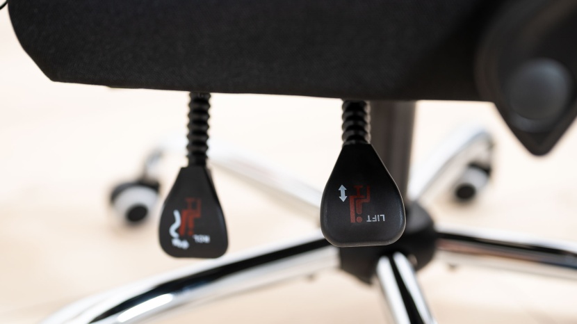 gtplayer gt800a footrest - 2 levers offer a a limited amount of adjustability, and can be a...