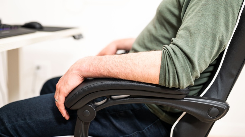 gaming chair - while they are relatively comfortable, the gt800a&#039;s armrests lack...