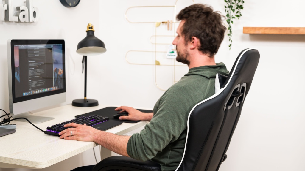 gtplayer gt800a footrest - a budget friendly option, but may not be the best for taller gamers.