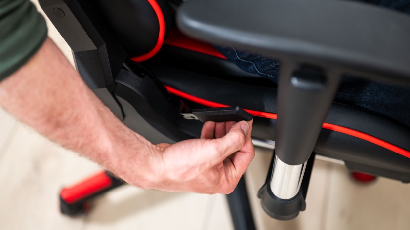 gtracing music series - the tilt lever for the backrest is large and easy to reach.
