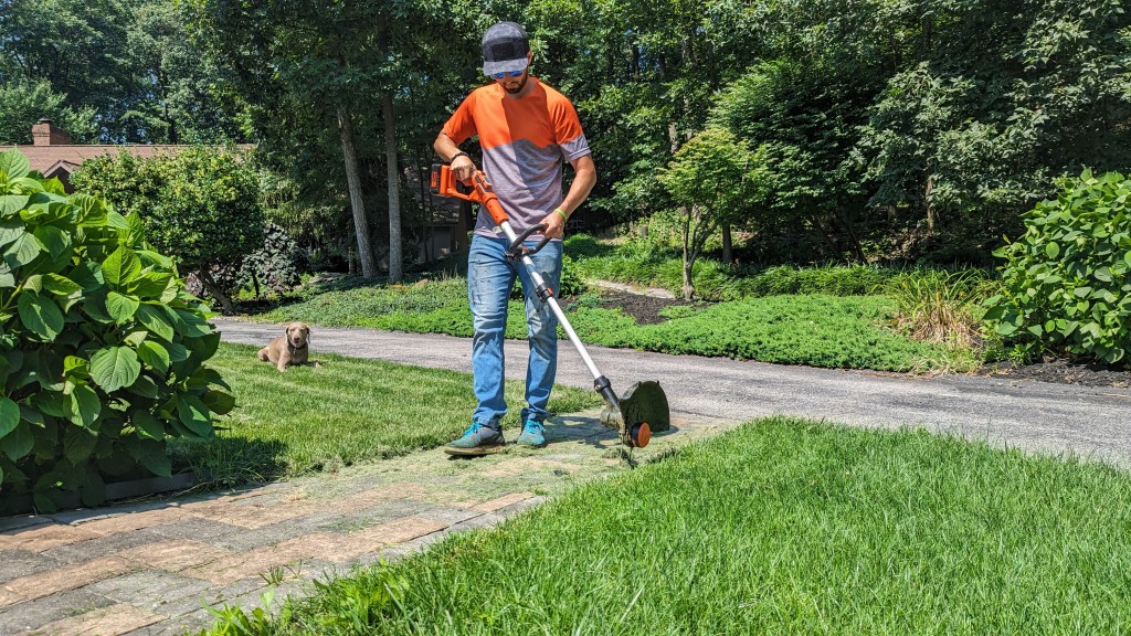 Review of the Black&Decker 40V MAX Cordless Lithium String Trimmer  (LST136W) — The Garden Tool Review