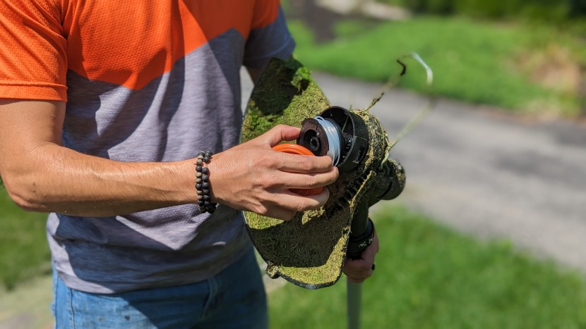 string trimmer - replacing the spool and line on the lst136 is straightforward...