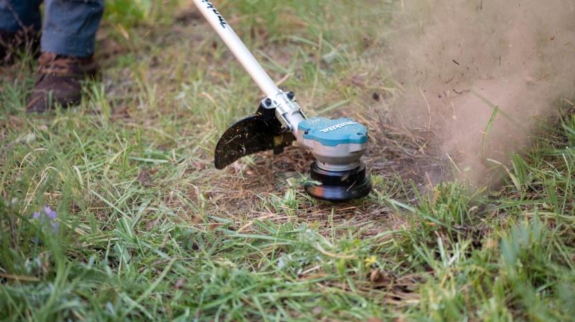 makita xru15pt 36v - the loudest part of the makita is the sound of weeds being chopped...