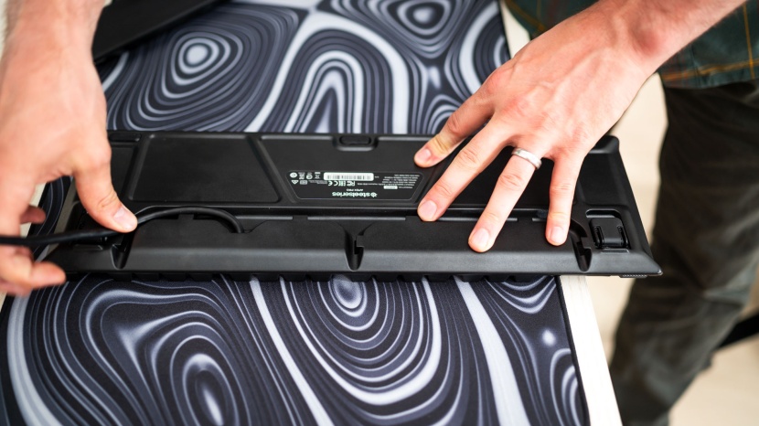 steelseries apex pro - usb passthrough allows for great cable managment.