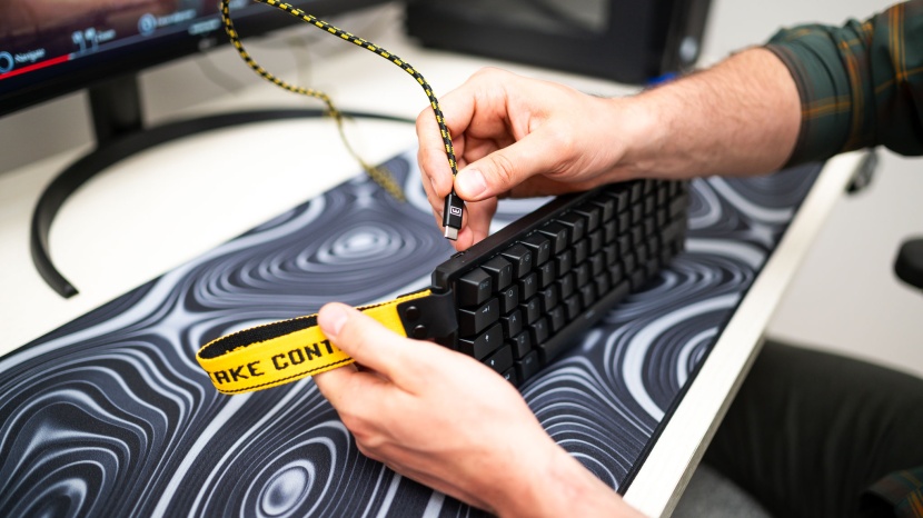 wooting 60 he - unfortunately, there is no usb passthrough on this keyboard.