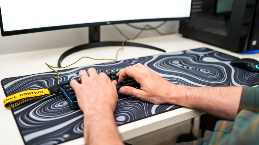 wooting 60 he - the macro programming capabilities are limited for this keyboard.