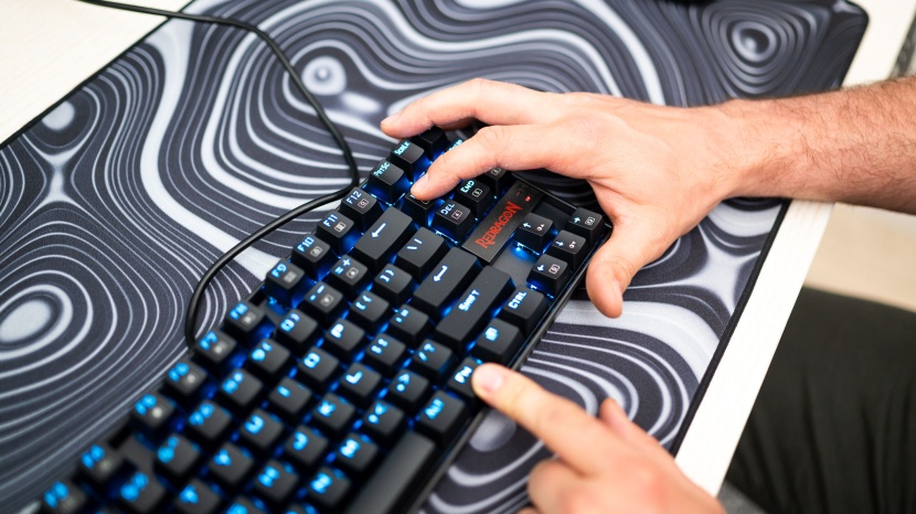 redragon k552 - unsurprisingly, the k552 lacks complex macro programming.