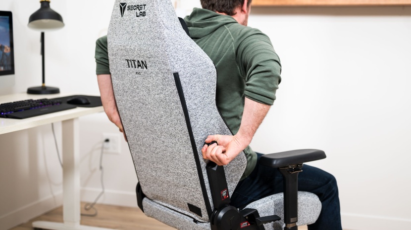secretlabs titan evo 2022 - reaching and adjusting the lumbar support is a little bit awkward...
