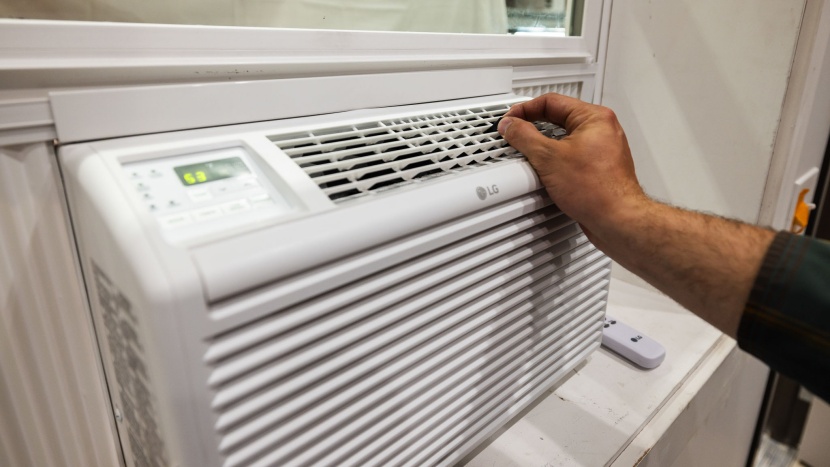 lg lw6017r - the lg does not offer vertical air direction adjustments.