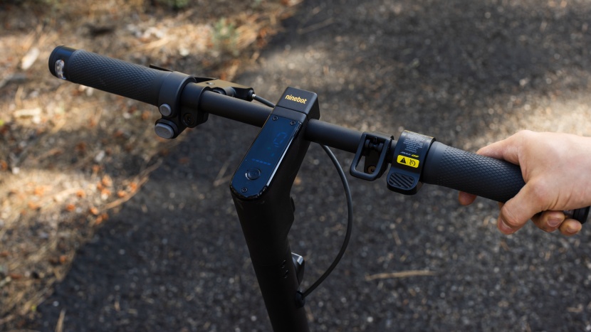 segway ninebot max g2 - the electric and drum brakes are operated by one handle on the left.