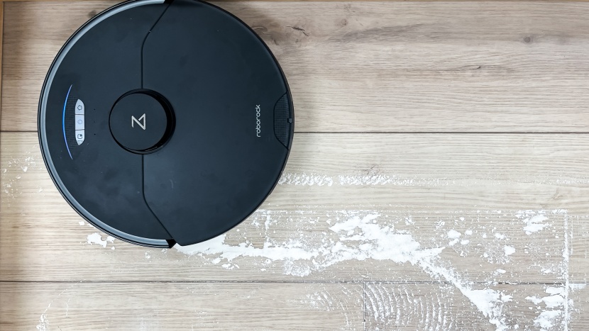 roborock q5 - streaks and patterns left behind from a flour spill. the q5...