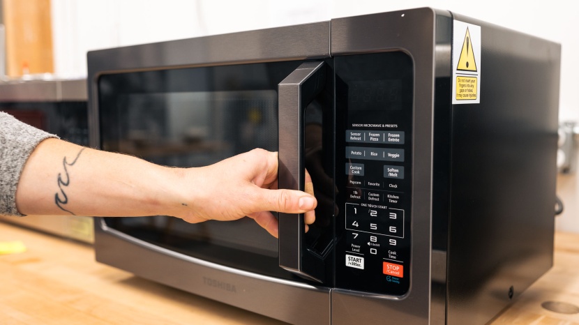 toshiba em131a5c - i like that the toshiba prompts you to flip meat when defrosting.