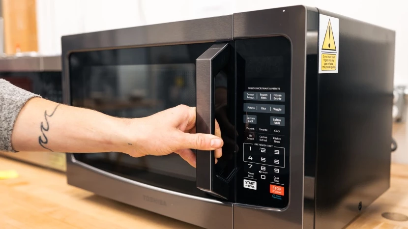 toshiba em131a5c - i like that the toshiba prompts you to flip meat when defrosting.