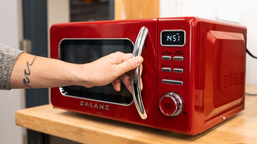 galanz retro glcmkz07rdr07 - the elegant and simple design makes the galanz fun to look at.