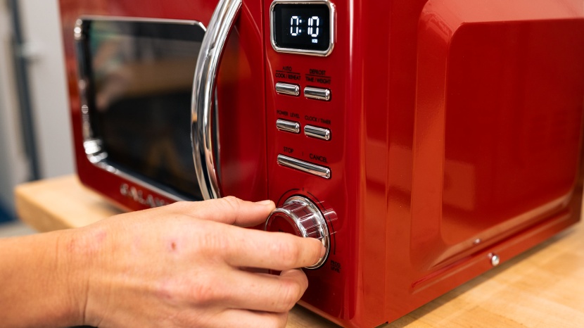 galanz retro glcmkz07rdr07 - inserting the cooking time is done by turning the large knob.