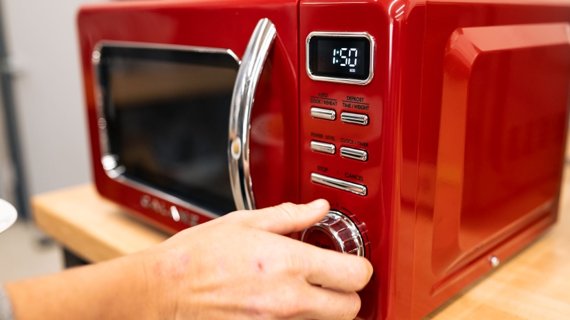 galanz retro glcmkz07rdr07 - using the interface is easy and straightforward. to set a cook time...