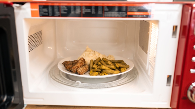 galanz retro glcmkz07rdr07 - the galanz reheated leftovers with relative ease.