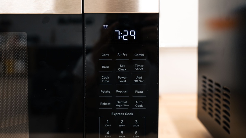 ge jes1109rrss - among its many features, the ge includes air fryer and broil options.