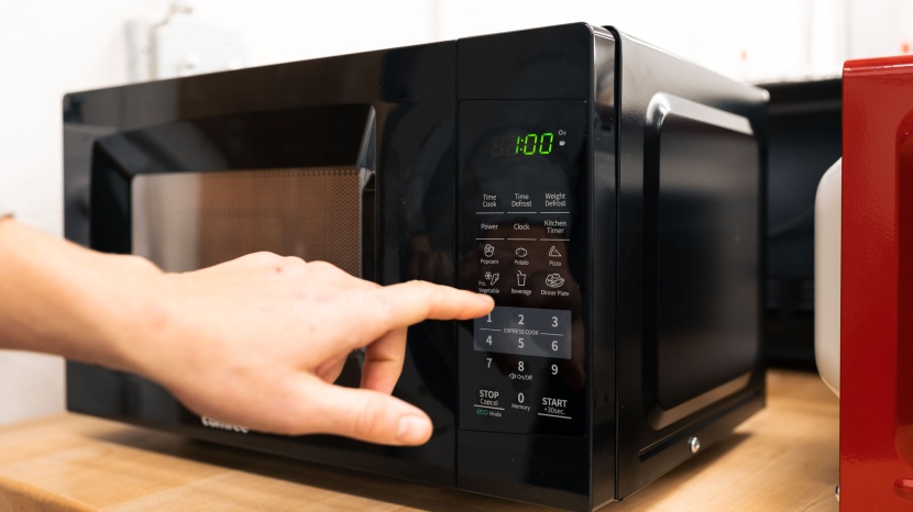 comfee em720cpl-pmb - pizza slices are set to one minute due to the lower 700 watts.