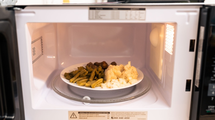 comfee em720cpl-pmb - we loaded up a plate of leftover potatoes, sausage, and green beans...