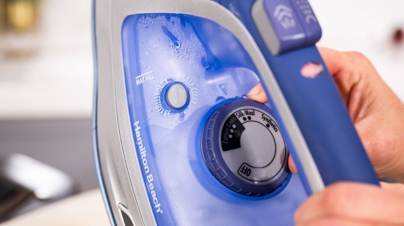 hamilton beach durathon 19803 - a large reservoir keeps things steamy longer.