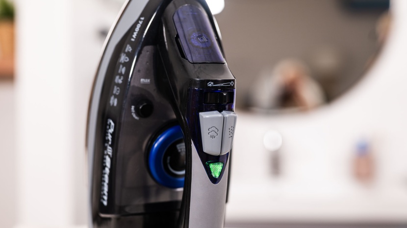 pursteam scratch resistant 1700w - a dial and indicator lights make heat settings very clear .