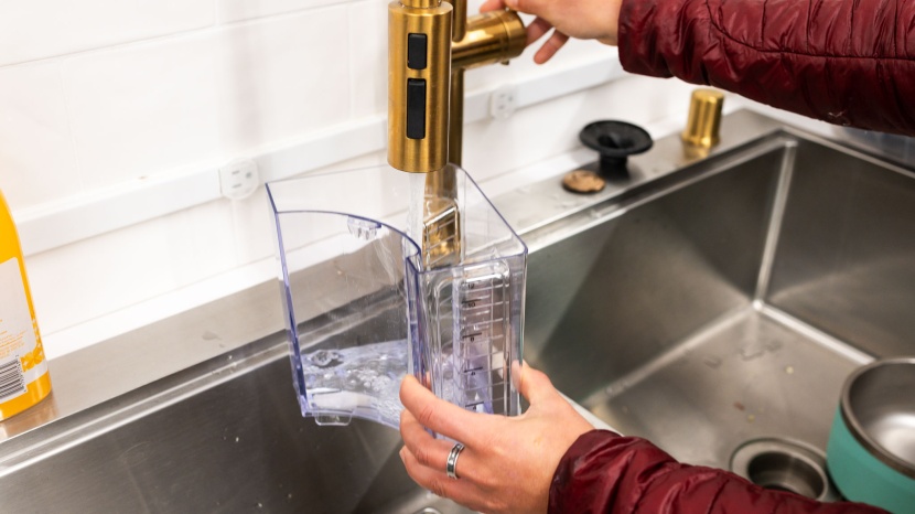 ninja 12-cup programmable ce251 - the water reservoir is easy to remove and with its finger shaped...