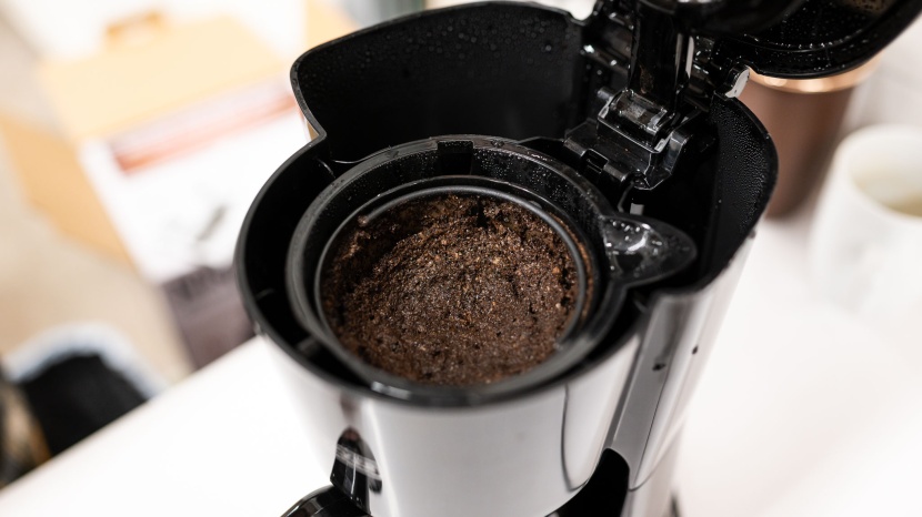 black+decker 5-cup - the grounds after brewing were fairly evenly saturated, meaning the...