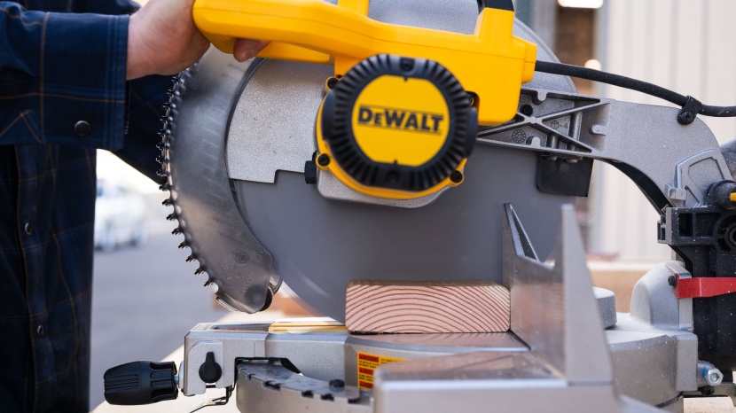 the dws715 powers easily through 2"x4" materials.