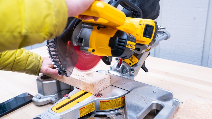 dewalt 20v max 7-1/4-inch single bevel sliding compound dcs361b - the dewalt has an rpm of 3940.