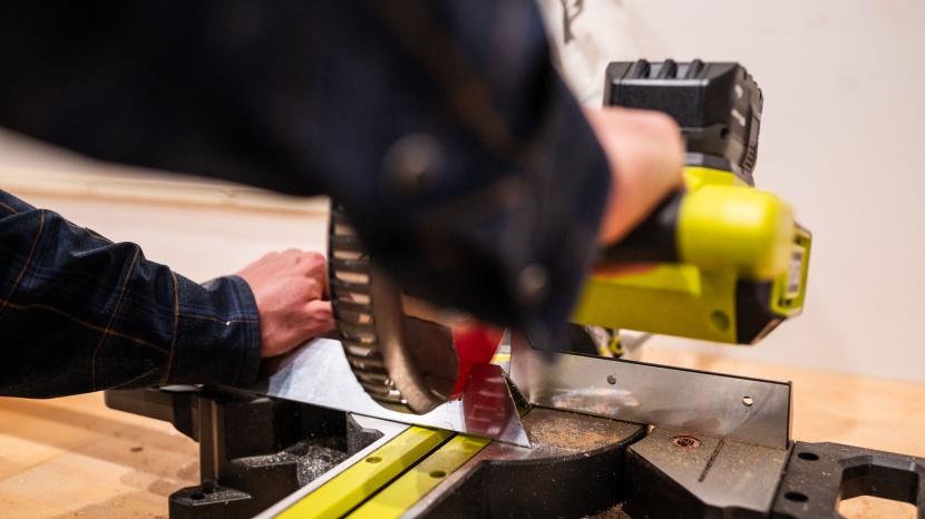 ryobi 18v one+ 7-1/4-inch single bevel sliding compound pbt01b - the aluminum presents a significant challenge for this product, but...