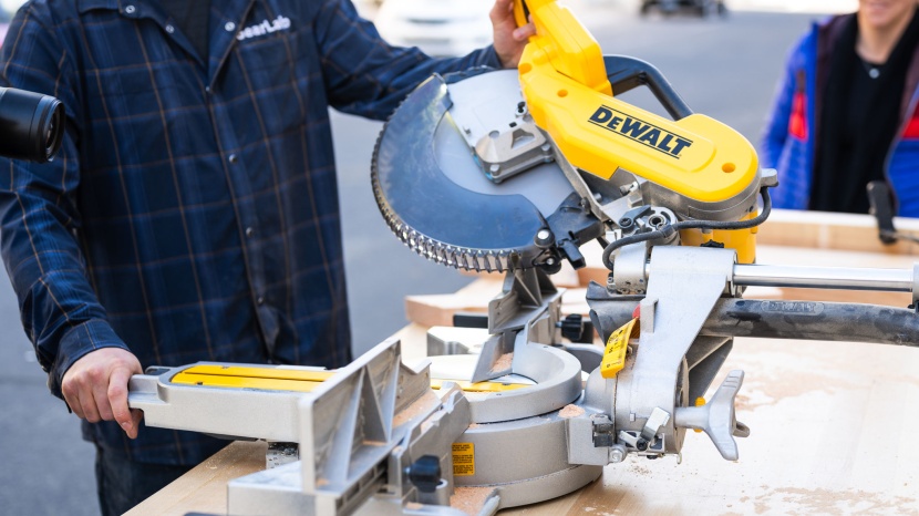 dewalt 12-inch double-bevel sliding compound dws780 - the double bevel saw has a range of motion up to 49 degrees on both...