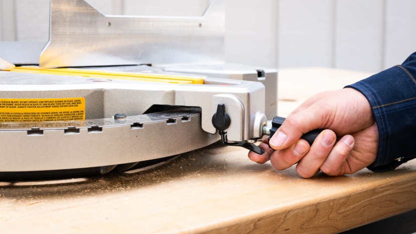 dewalt 12-inch single bevel compound dws715 - the miter lock override allows the user to bypass the positive stops...